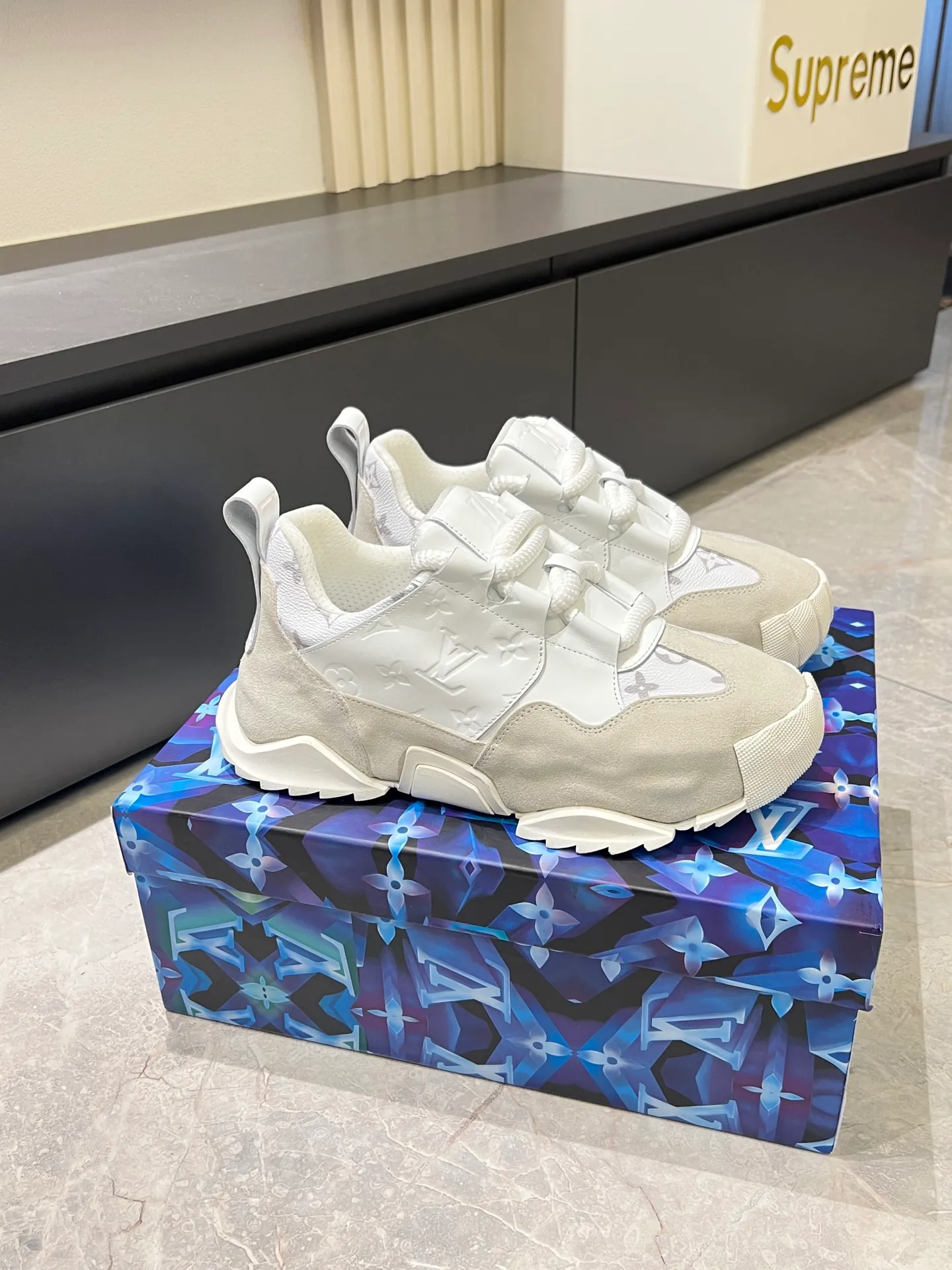 p600 "LOUI* VUITTO*" popular men's casual shoes, genuine development in Italy 💯Purchasing level quality ✔️The upper is made of first-layer cowhide, comfortable and soft sheepskin feet ⚡️ Fashionable and versatile, the toe last shape is firm and full, the soles are made from original LV molds and can be freely entered and exited the counter. Light and comfortable on the feet~Purely handmade, details determine quality! Size:39-44!